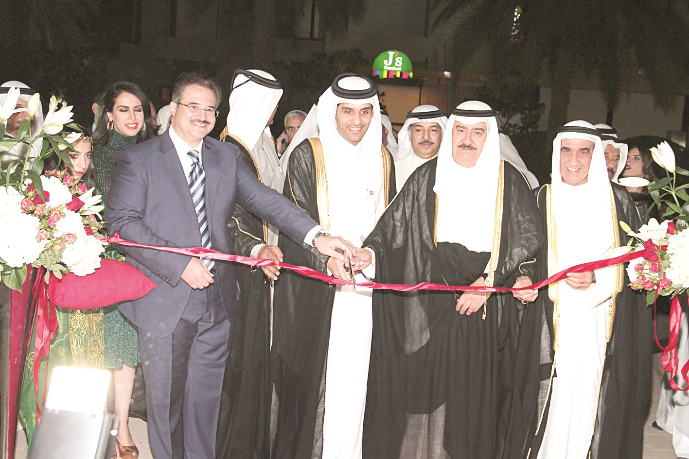 قص شريط الافتتاح (تصوير زكريا عطية)