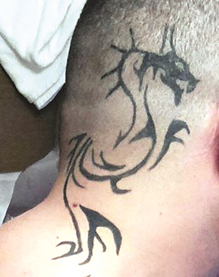 وشم «التنين» على رأس إمام