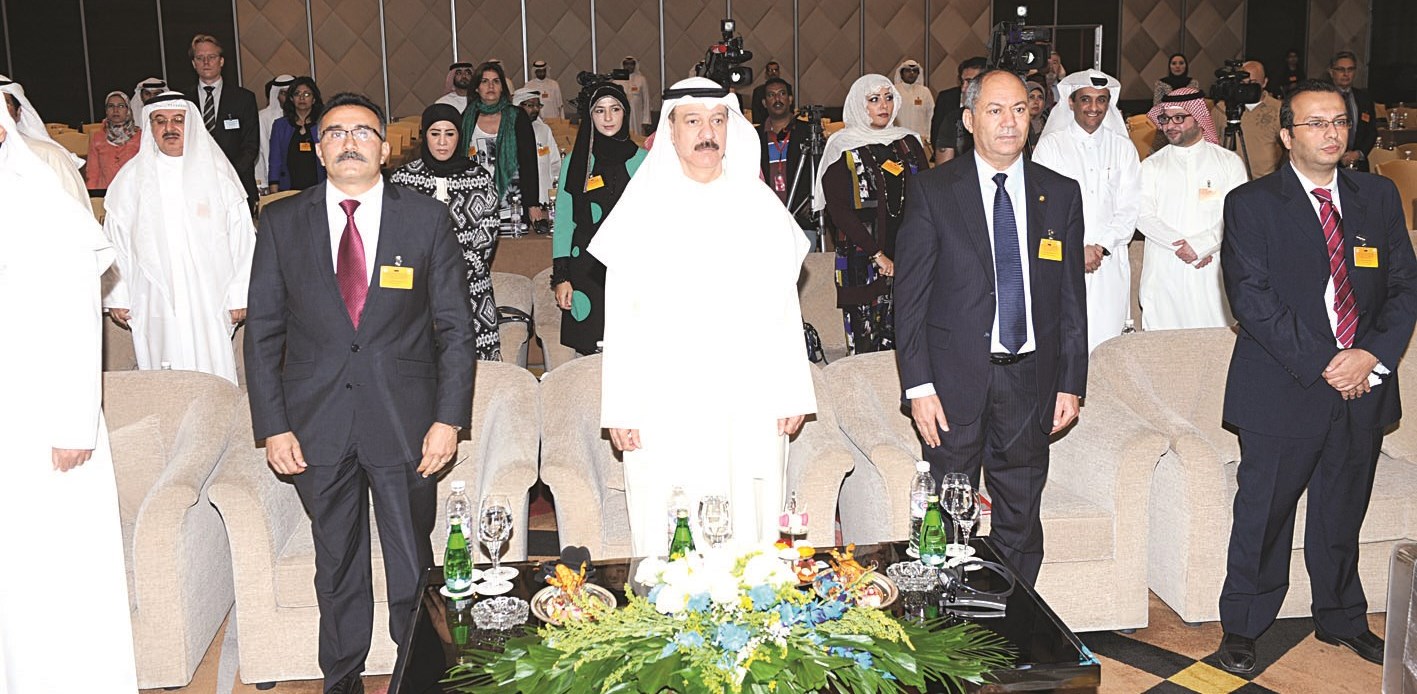 القطان وممثلو الشركات في بداية الحفل  (تصوير جلال معوض)