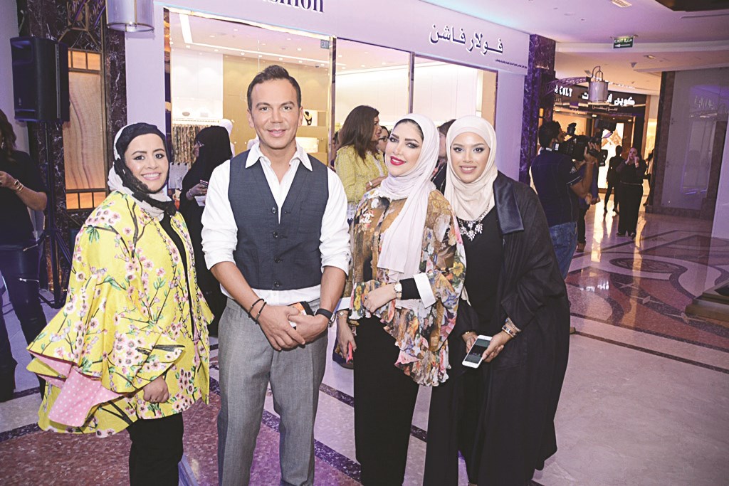 خبير التجميل العالمي أحمد قبيسي مع عدد من الحاضرات