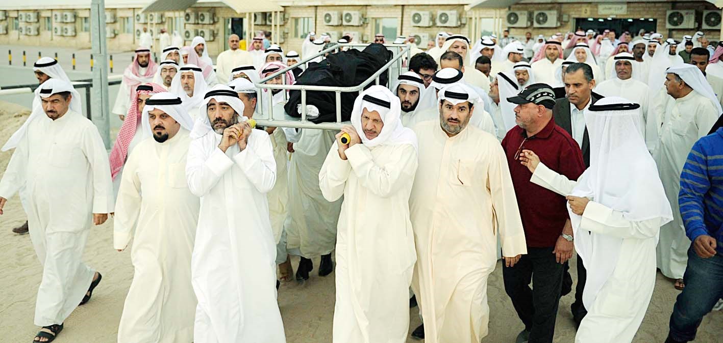 نعش الراحل محمولاً على الأكتاف