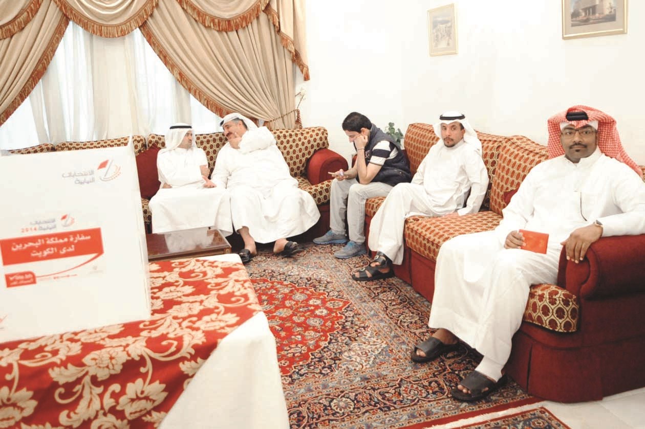 مواطنون بحرينيون ينتظرون للإدلاء بأصواتهم