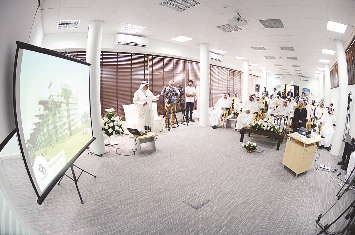 الوزير يتابع شرحاً عن مبنى هيئة ذوي الإعاقة