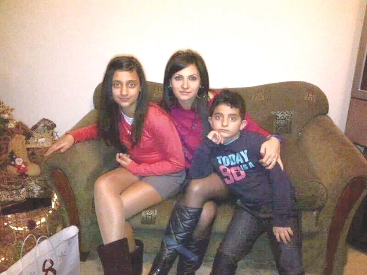 ... ومع ولديْها