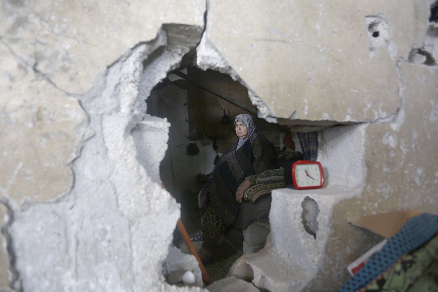 u0641u0644u0633u0637u064au0646u064au0629 u062au062du062au0645u064a u0645u0646 u0627u0644u0645u0637u0631 u062fu0627u062eu0644 u0645u0646u0632u0644u0647u0627 u0627u0644u0645u062fu0645u0651u0631 u0641u064a u063au0632u0629 u0623u0645u0633 (u0627 u0641 u0628 )