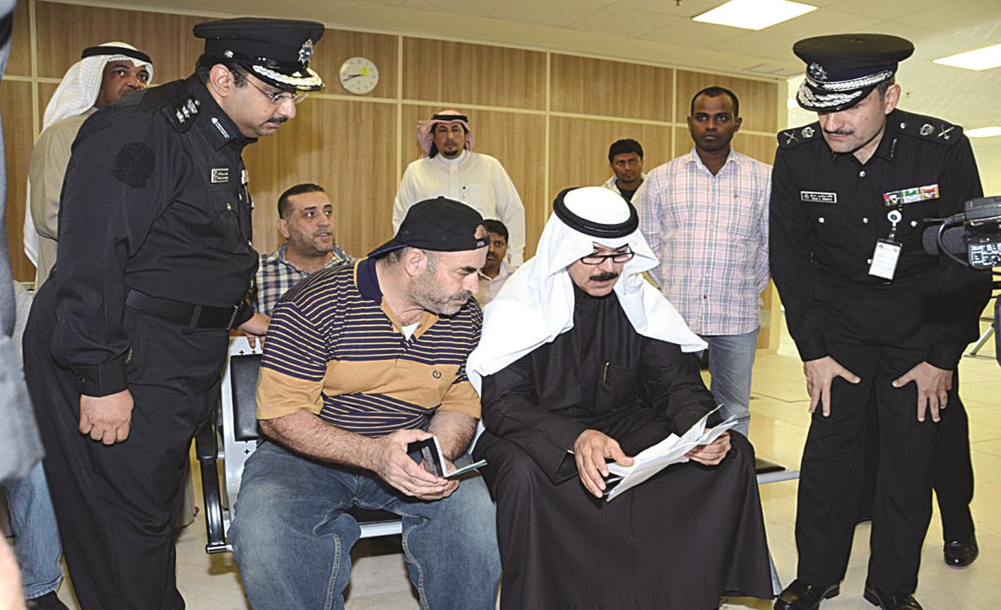 u0648u0632u064au0631 u0627u0644u062fu0627u062eu0644u064au0629 u0645u062au0627u0628u0639u0627u064b u0645u0639 u0623u062du062f u0627u0644u0645u0631u0627u062cu0639u064au0646