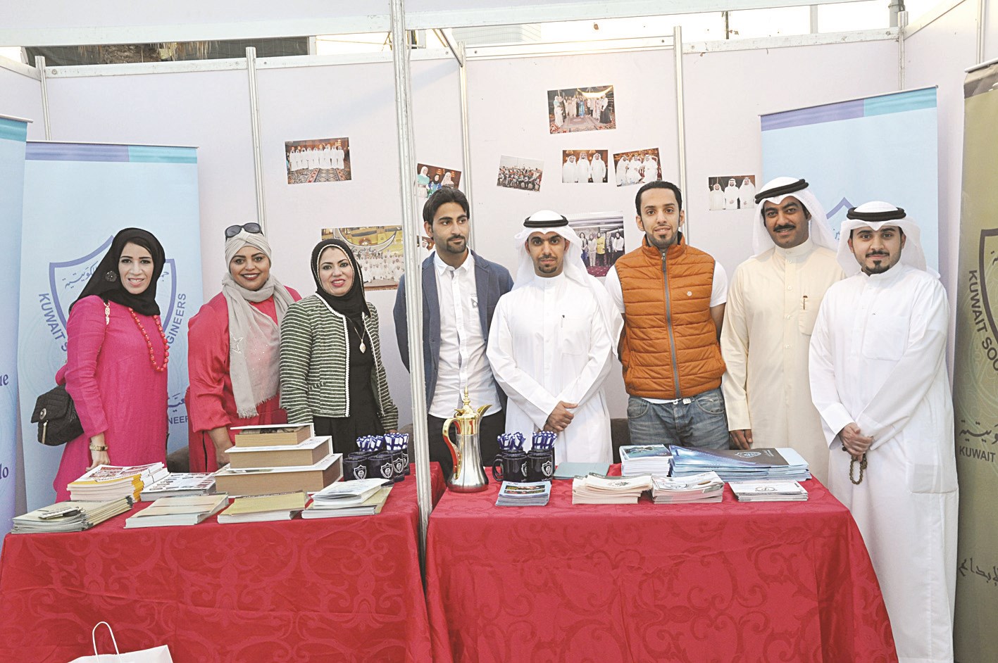 مهندسات ومهندسون في جناح الجمعية