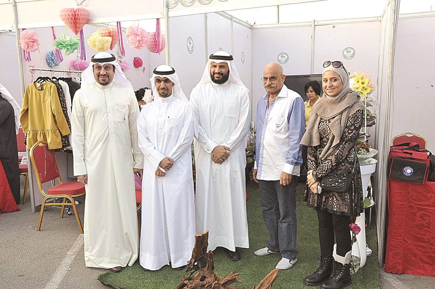 صورة جماعية في جناح «حالة خاصة» الشبابي للنباتات الطبيعية