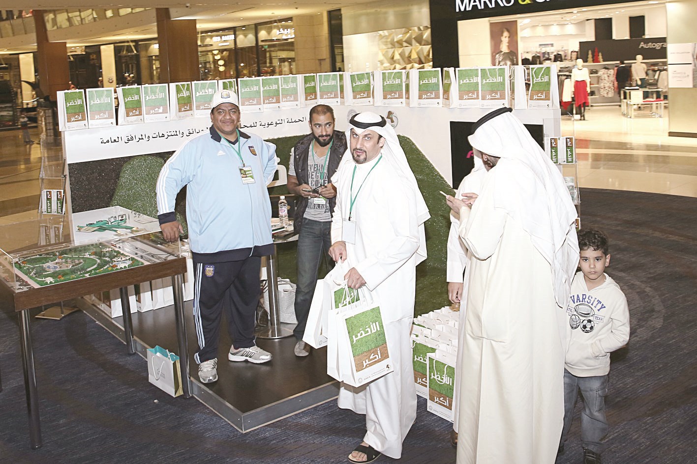 توزيع حقائب توعوية (تصوير كرم ذياب)