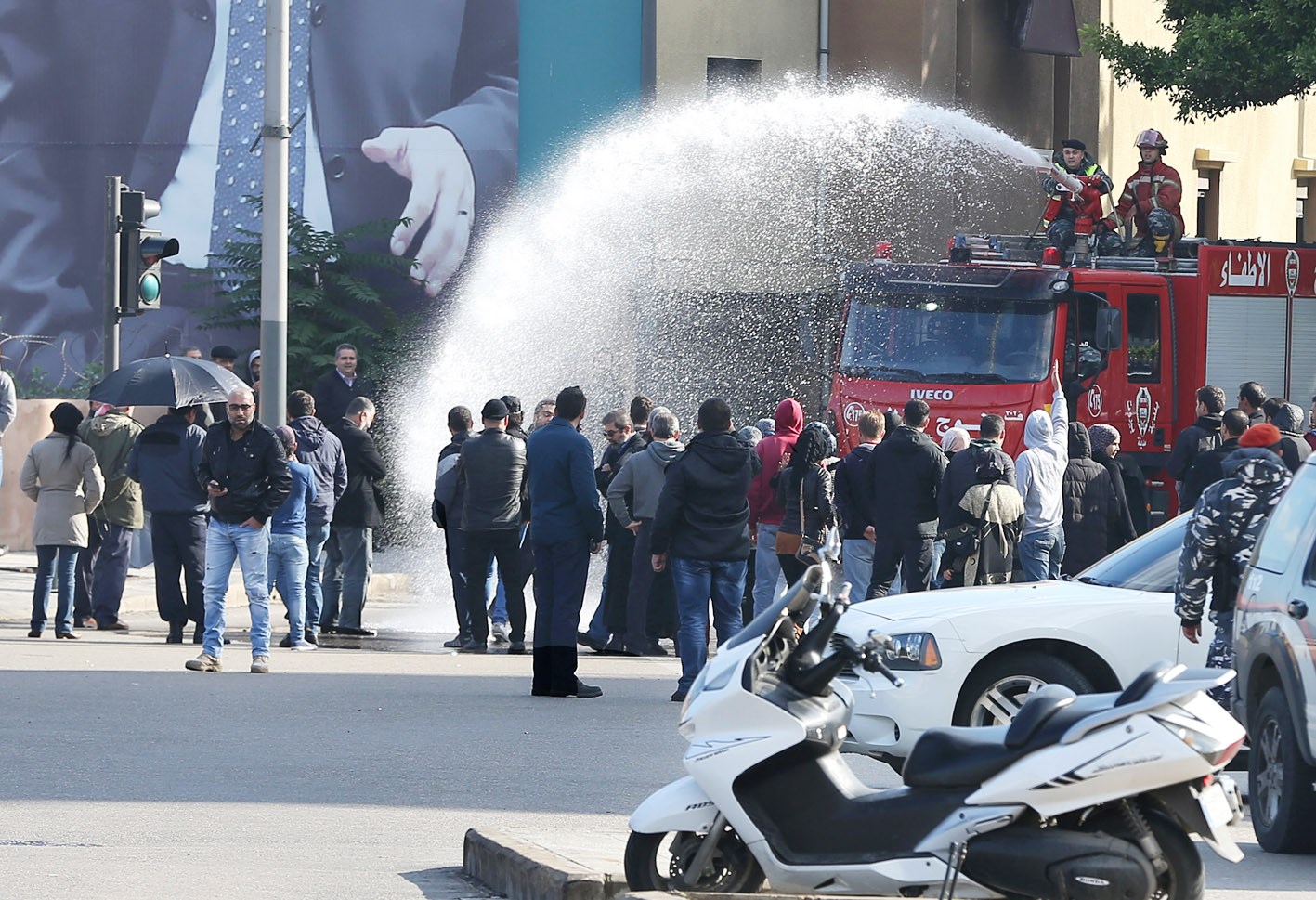 u0642u0648u0649 u0627u0644u0623u0645u0646 u0627u0644u0644u0628u0646u0627u0646u064au0629 u062au0633u062au062eu062fu0645 u0627u0644u0645u064au0627u0647 u0644u062au0641u0631u064au0642 u0627u0644u0645u062du062au062cu064au0646 u0645u0646 u0623u0647u0627u0644u064a u0627u0644u0639u0633u0643u0631u064au064au0646 u0627u0644u0645u0648u0642u0648u0641u064au0646 (u0623 u0628)