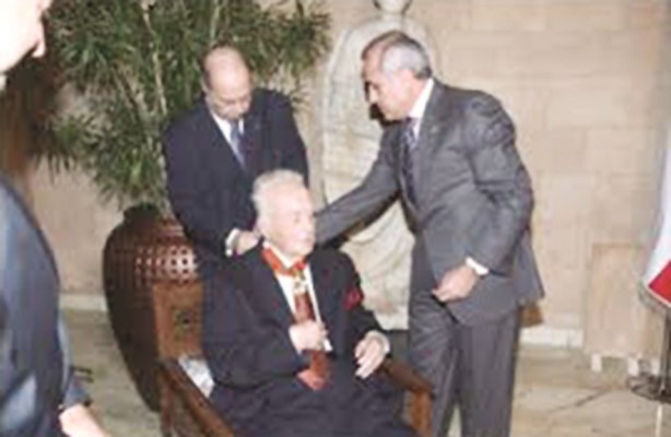 الرئيس اللبناني السابق ميشيل سليمان مكرماً الشاعر سعيد عقل