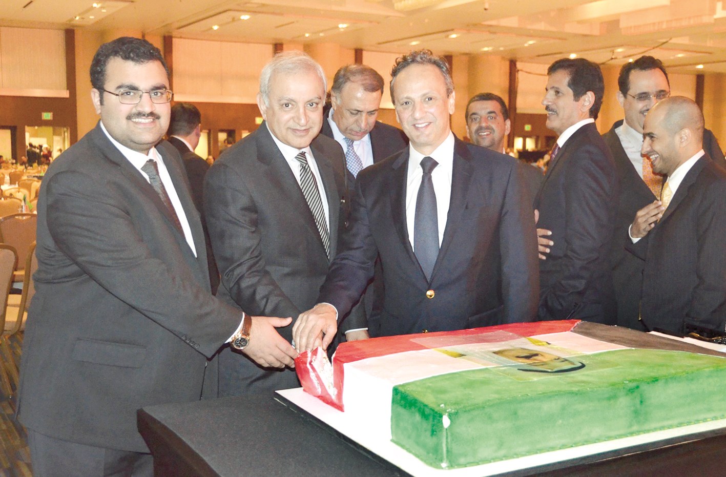 قطع قالب الحلوى بمناسبة انطلاق أعمال المؤتمر