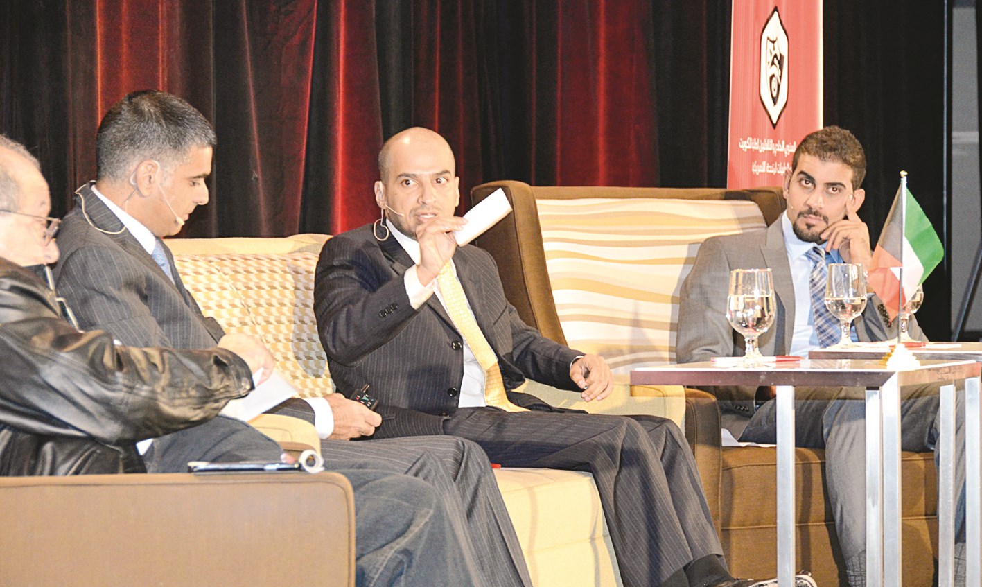 محمد المؤمن مشاركاً في فعاليات المؤتمر