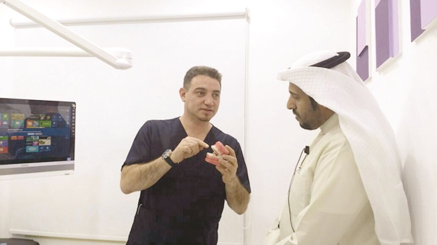 العلول يشرح للزميل الغضوري تقنية زرع الأسنان