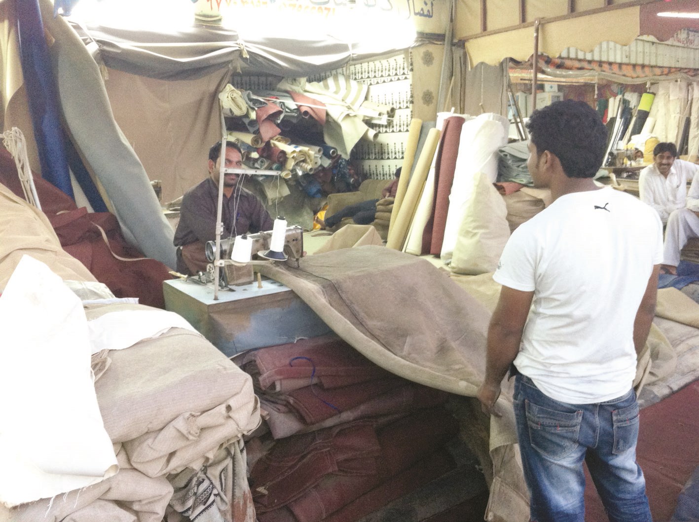 يصنعون الخيام ولا شاري لها