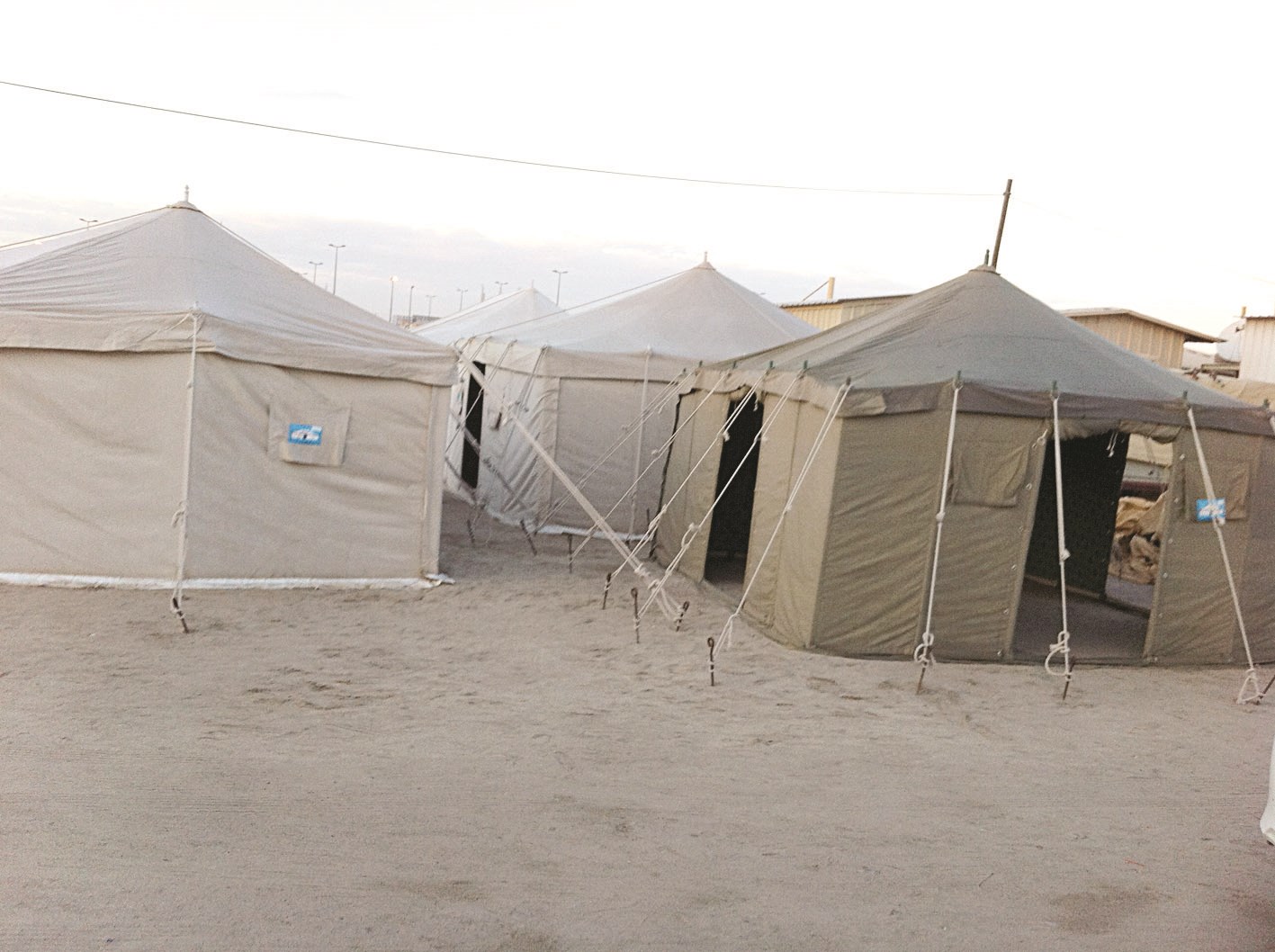 معرض الخيام ينتظر الزبائن