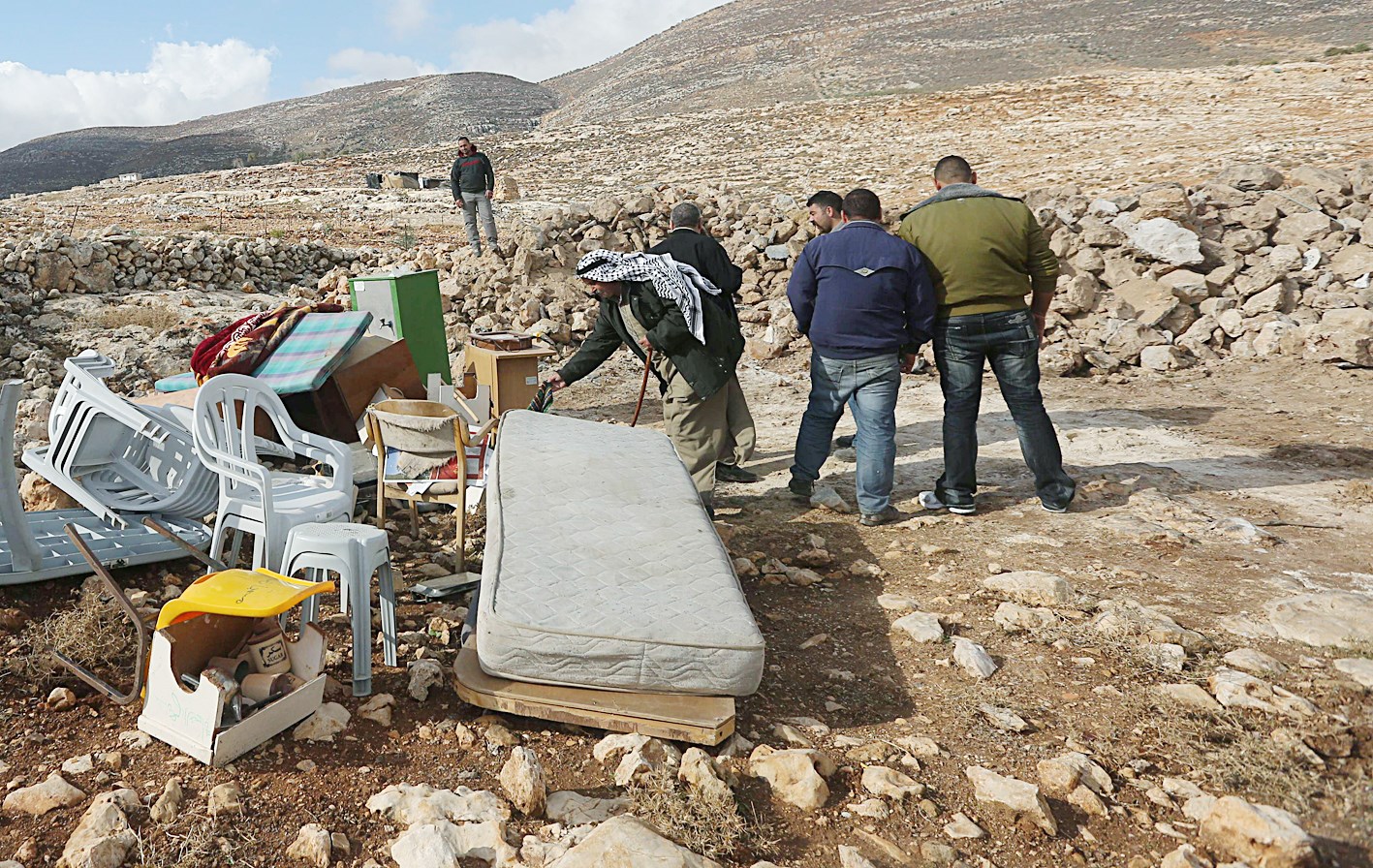 u0639u0627u0626u0644u0629 u0641u0644u0633u0637u064au0646u064au0629 u0642u0631u0628 u0623u062bu0627u062b u0645u0646u0632u0644u0647u0627 u0627u0644u0645u0647u062fu0645 u0641u064a u0627u0644u0636u0641u0629 u0627u0644u063au0631u0628u064au0629 (u0623 u0641 u0628)