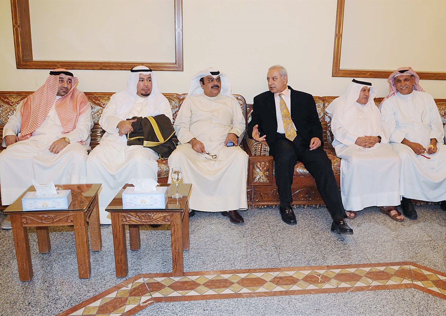 العيسى بين المهنئين