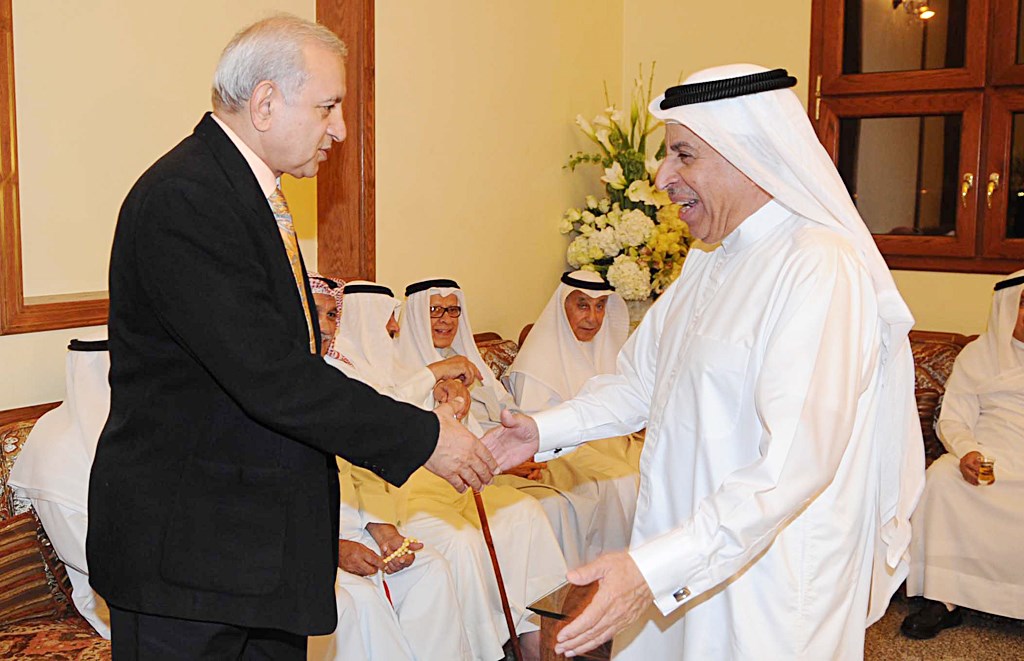 تهنئة من السفير السعودي عبدالعزيز الفايز                      (تصوير كرم ذياب)