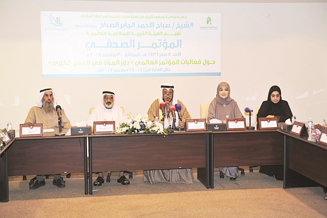 رئيس الهيئة الخيرية متوسطاً اللجنة المنظمة لمؤتمر المرأة (تصوير سعد هنداوي)