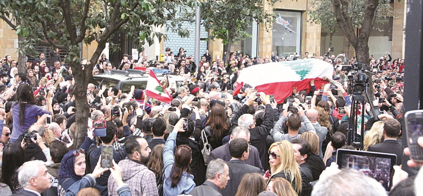 النعش محمولاً في وسط بيروت