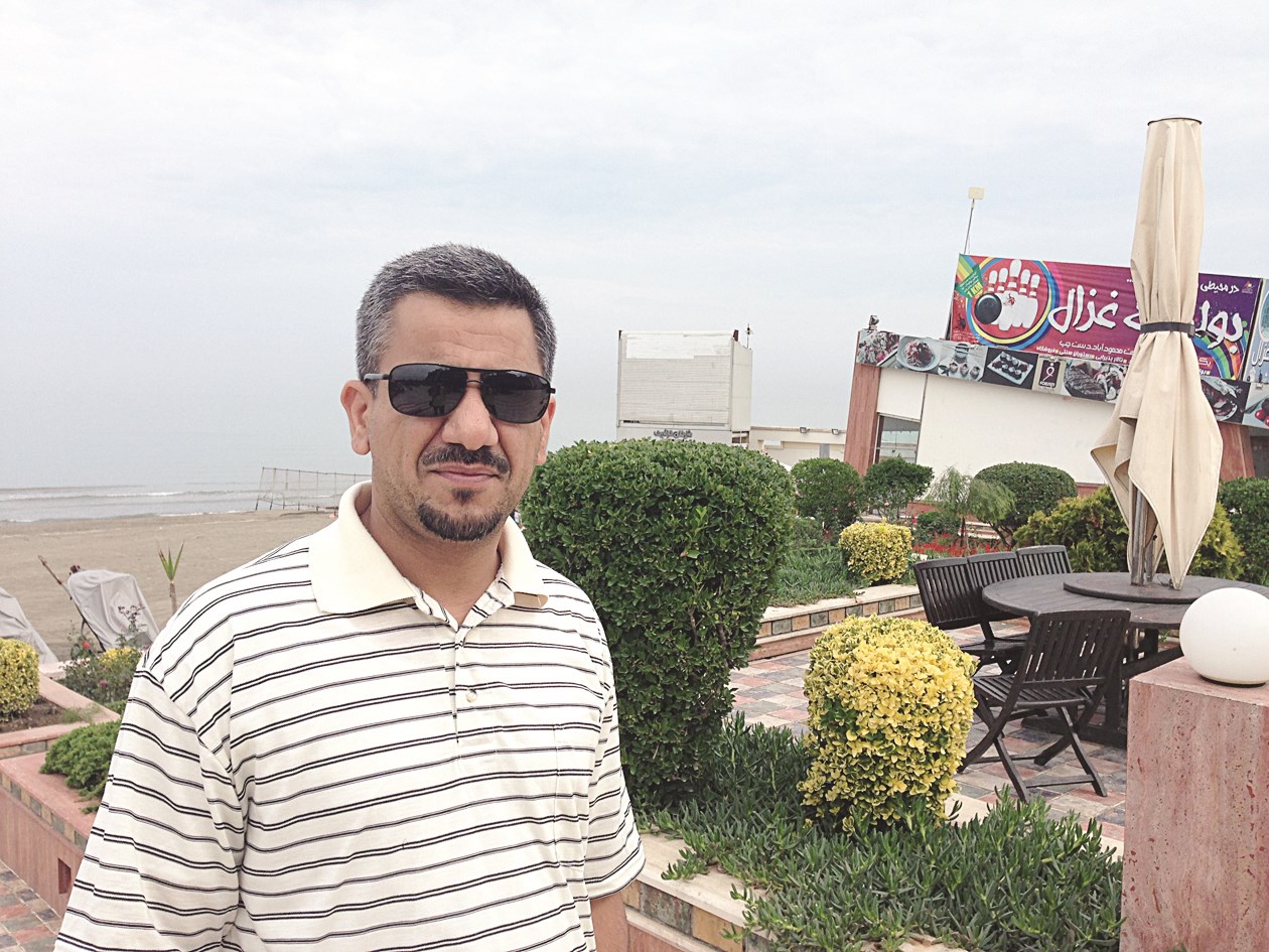 الزميل منصور الشمري أمام أحد الأماكن الترفيهية