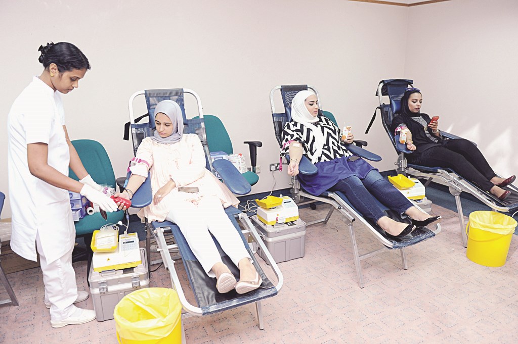 متبرعات في حملة «كونا»