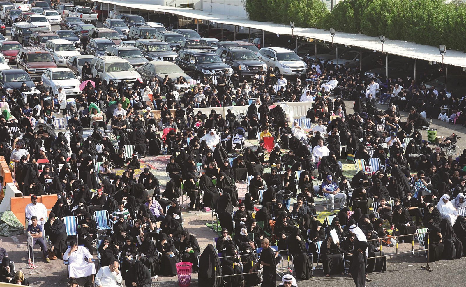جموع في إحياء ذكرى كربلاء  (تصوير موس عياش)
