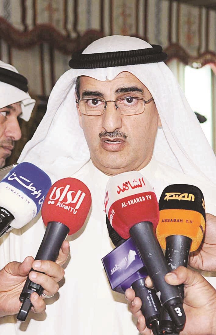 الإبراهيم متحدثاً للصحافيين