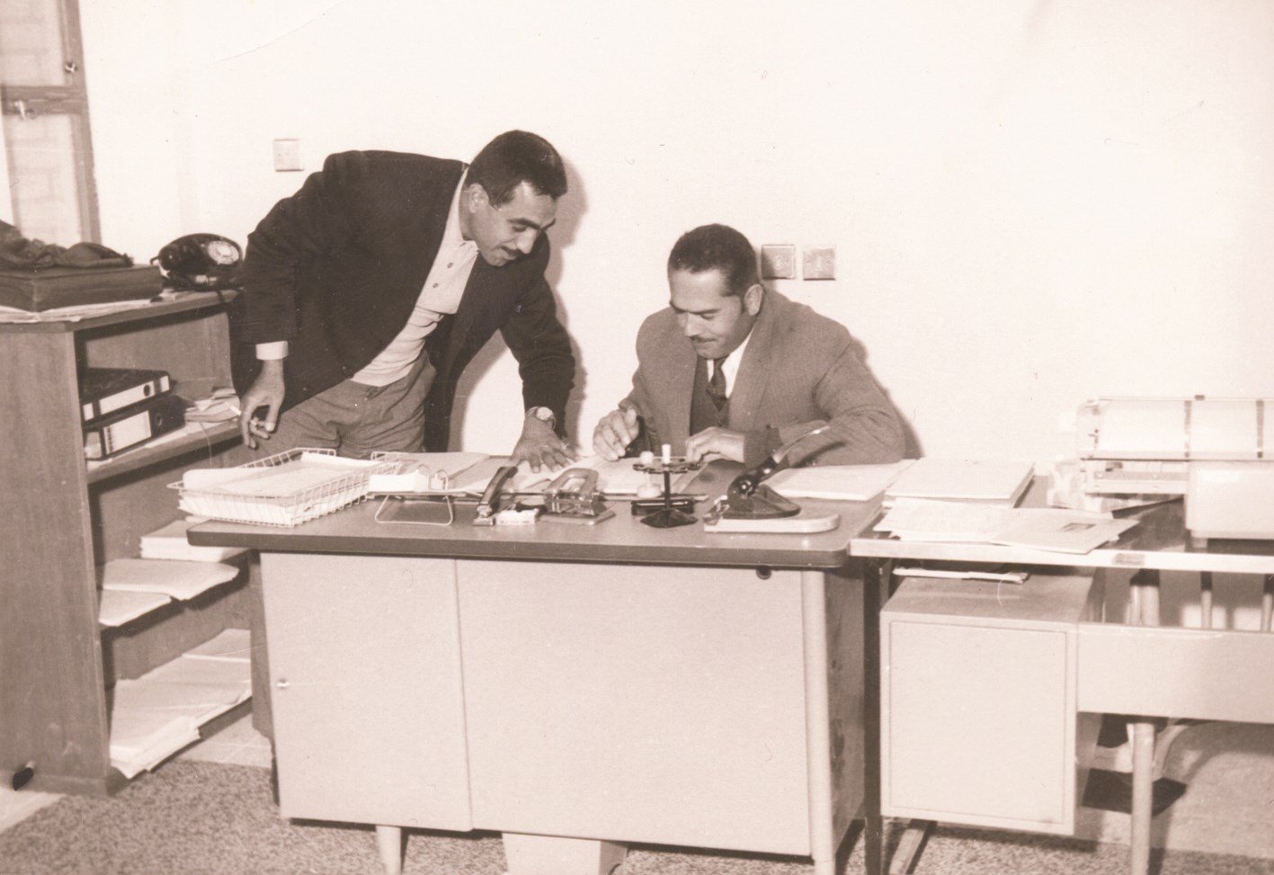 مع أحد زملائه في مكتبه سنة 1965