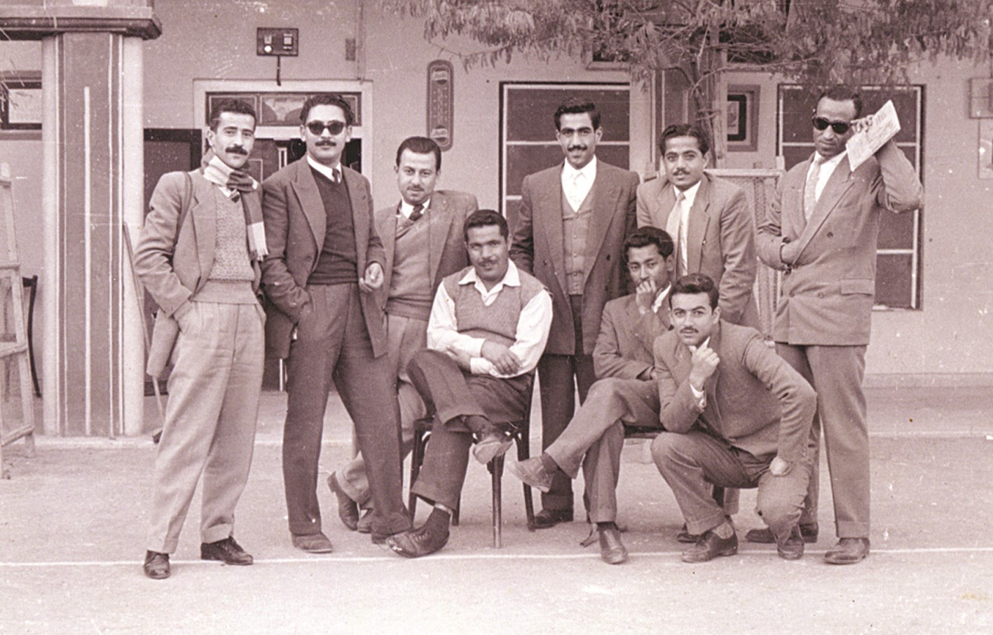 اسحاق أبو سيدو متوسطا زملائه