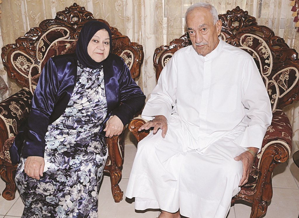 مع رفيقة دربه أم أسامة