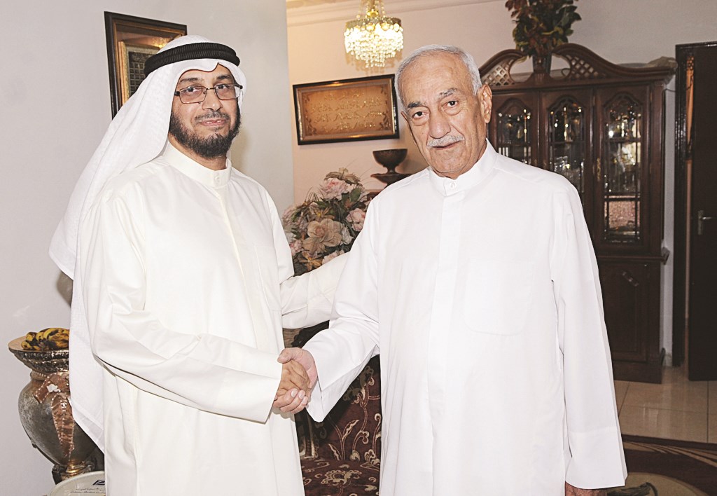 مصافحاً الزميل سعود الديحاني