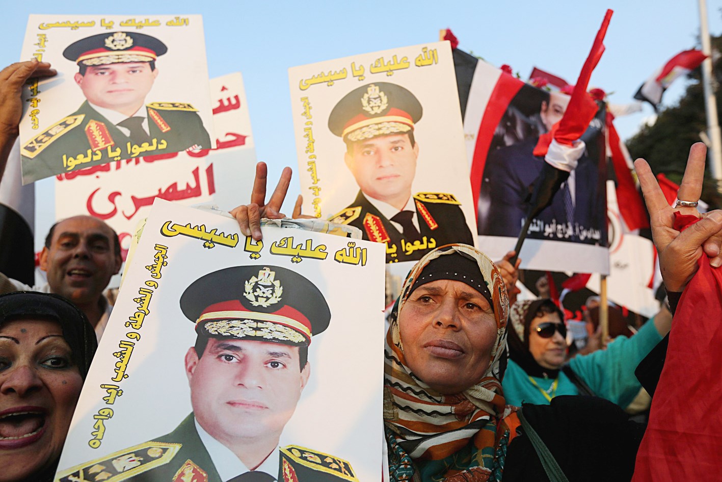 u0627u0645u0631u0623u0629 u062au062du0645u0644 u0635u0648u0631u0629 u0644u0644u0633u064au0633u064a u062eu0644u0627u0644 u062au0638u0627u0647u0631u0629 u0636u062f u00abu0627u0644u0625u0631u0647u0627u0628u00bb u0641u064a u0627u0644u0642u0627u0647u0631u0629 b (u0631u0648u064au062au0631u0632)