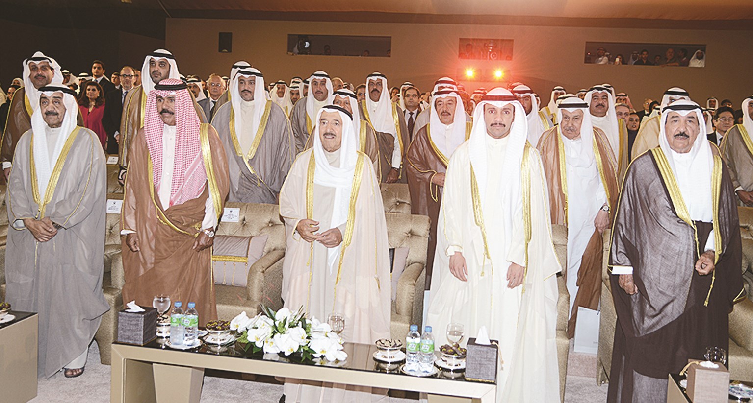 الأمير يتوسط ولي العهد والغانم والخرافي وجابر العبدالله لدى عزف النشيد الوطني