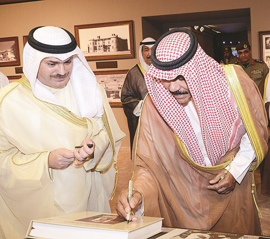 ... وسمو ولي العهد يوقّع على الكتاب