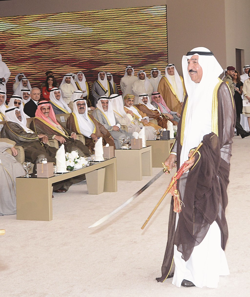 جابر العبدالله يؤدي العرضة