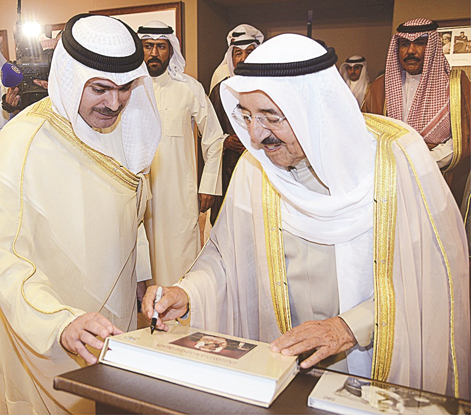 سموه يوقّع على الكتاب المتضمن سيرة المغفور له