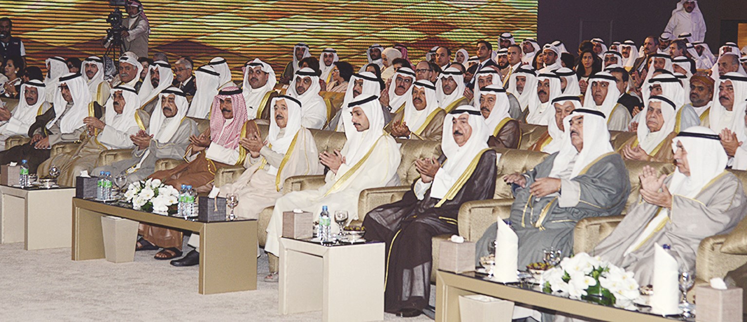 سموه يتوسط ولي العهد والغانم وكبار الحضور في الاحتفالية