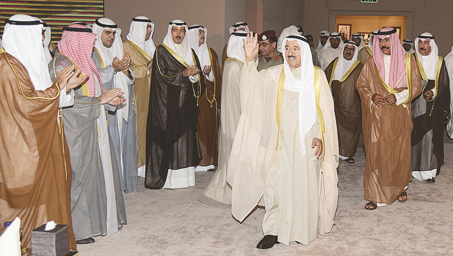 الأمير يحيّي مستقبليه لدى وصوله إلى موقع الحفل