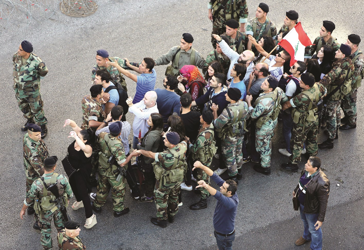 u062cu0646u0648u062f u0644u0628u0646u0627u0646u064au0648u0646 u064au062du064au0637u0648u0646 u0628u0645u062du062au062cu0651u064au0646 u0644u0645u0646u0639u0647u0645 u0645u0646 u0627u0644u0648u0635u0648u0644 u0625u0644u0649 u0645u0642u0631 u0627u0644u0628u0631u0644u0645u0627u0646 u0641u064a u0648u0633u0637 u0628u064au0648u062a u0623u0645u0633 (u0623 u0641 u0628)