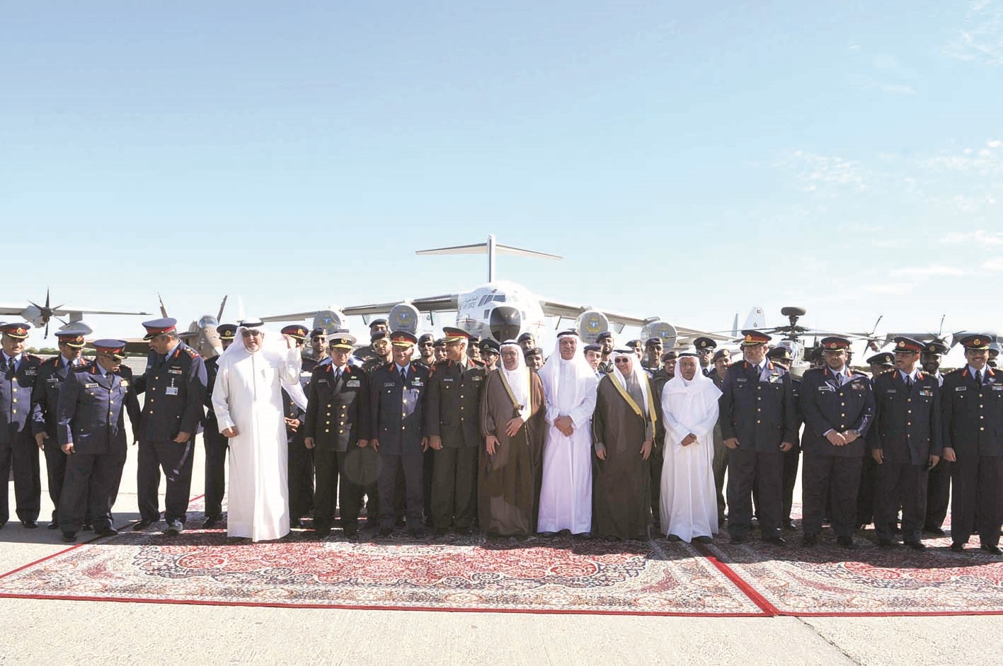 قيادات «الدفاع» في صورة مع إحدى الطائرتين