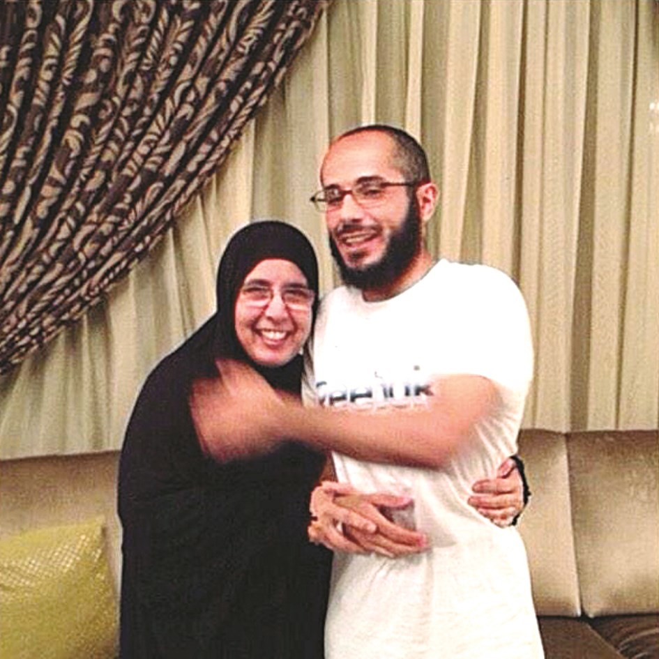 ام فوزي تحتضن ابنها بعد سنوات من الفراق