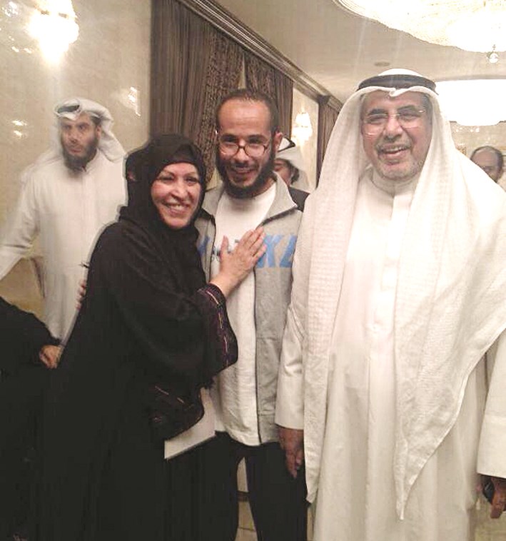 ... إلى جانب والده