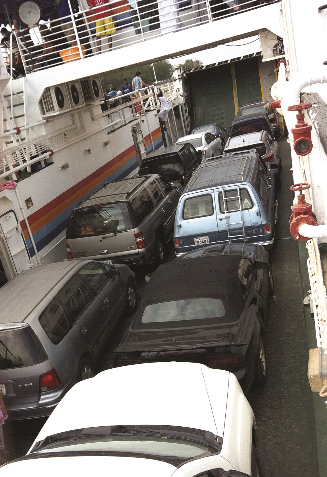 سيارات تدخل إلى الجزيرة