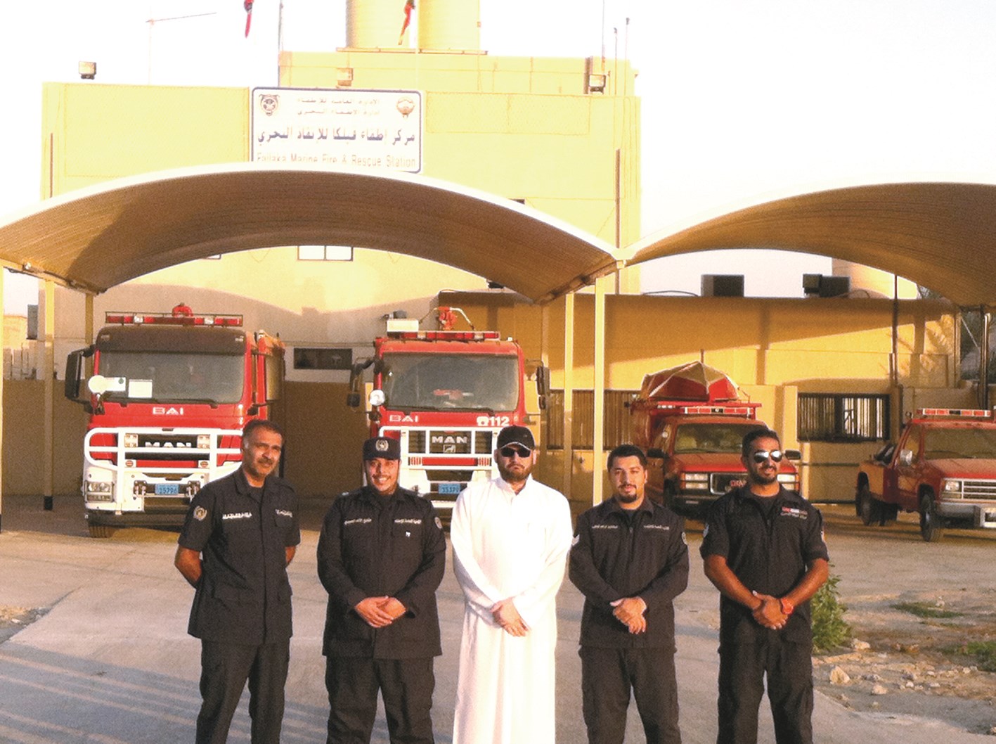 الزميل ناصر الفرحان متوسطاً إطفائيي فيلكا