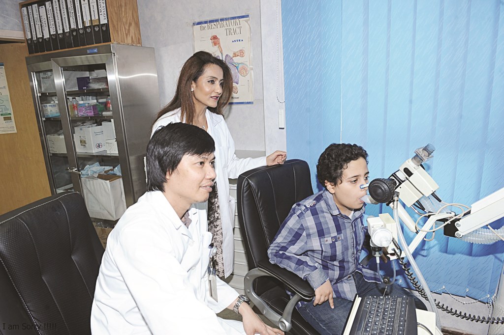 الدكتورة سناء في غرفة قياس التنفس تراقب عملية الفحص