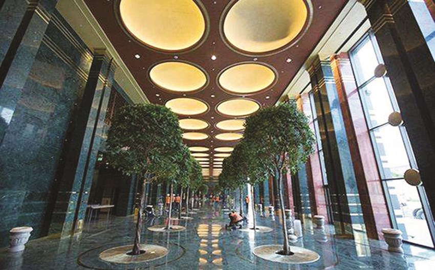 أشجار في فناء القصر