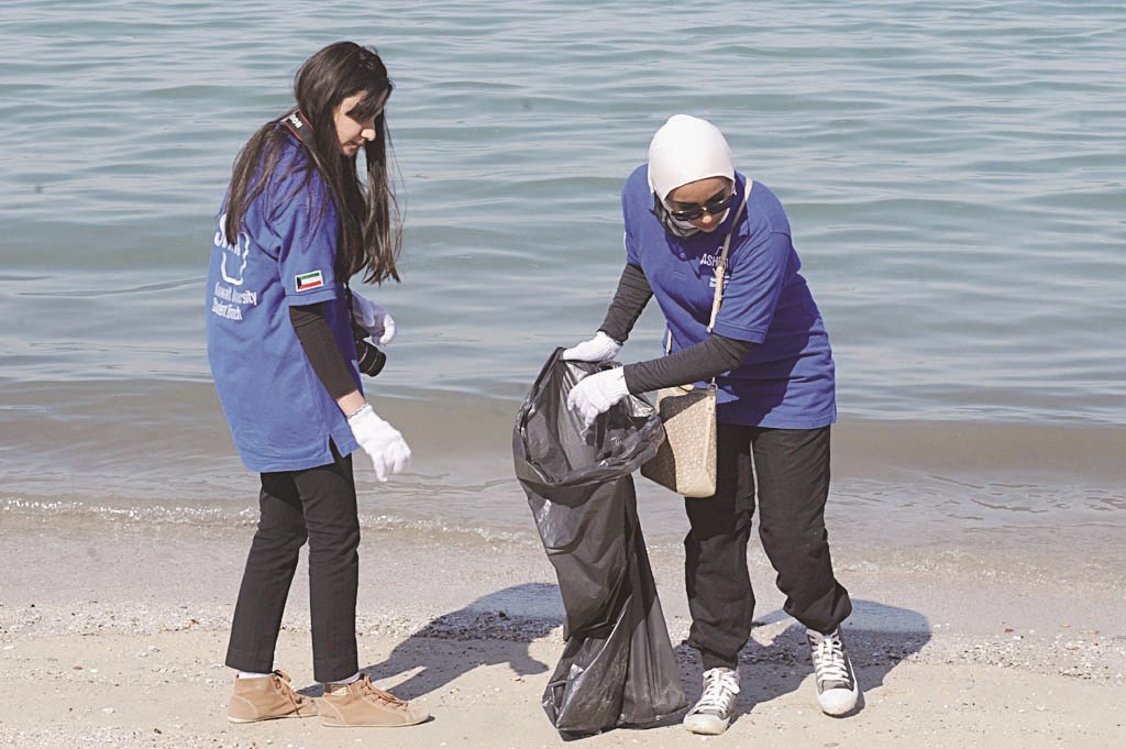 متطوعتان تشاركان في تنظيف الشاطئ