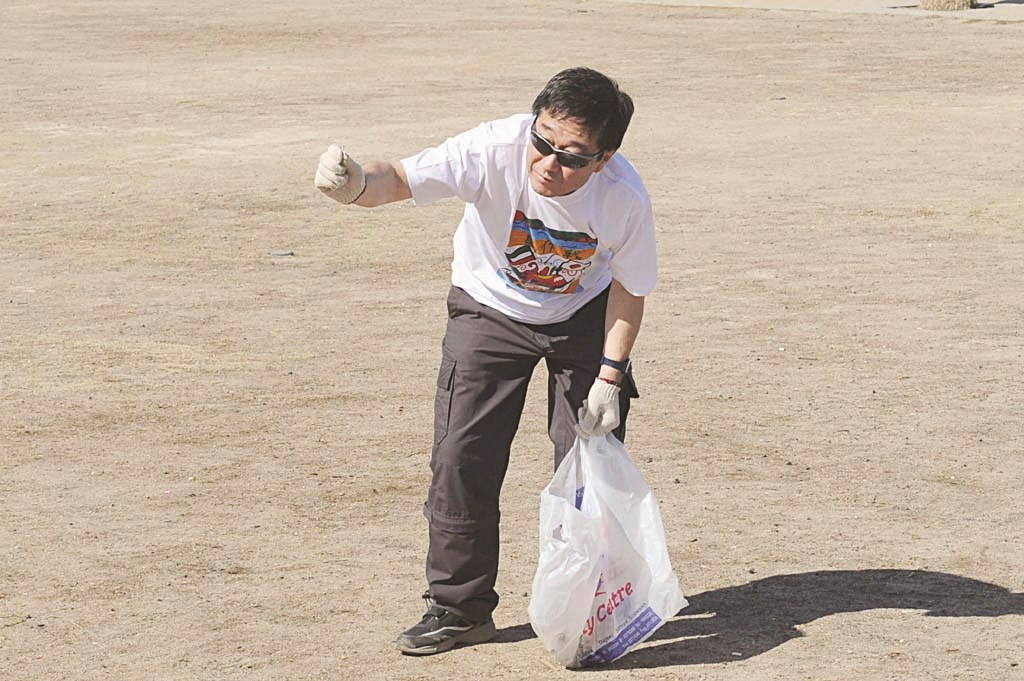 السفير تسوجيهارا مشاركا في جمع المهملات